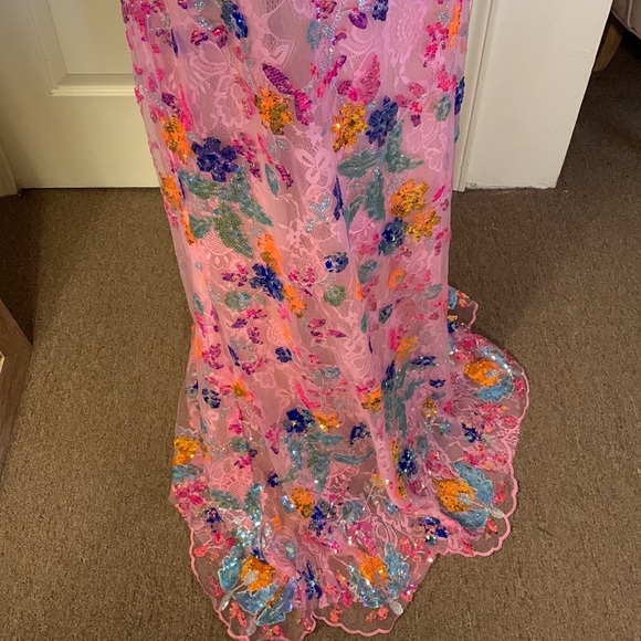 MAC DUGGAL
Embellished Lace Strappy Column Gown - Picture 7 of 17